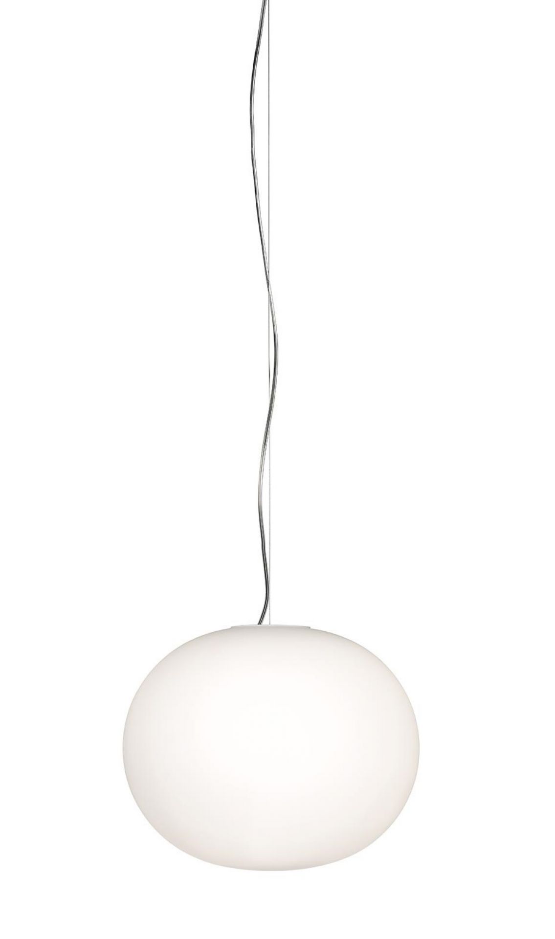 Nahaufnahme der Glo Ball Hängeleuchte von Flos, eine moderne, kugelförmige Lampe.